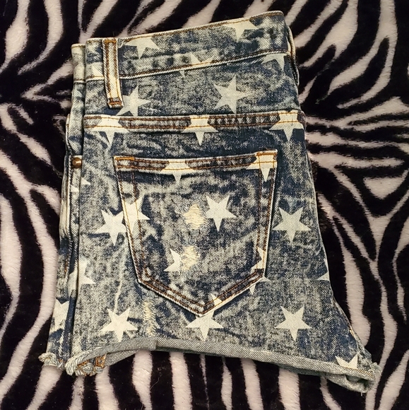 F21 Distressed denim shorts with stars - Picture 5 of 6